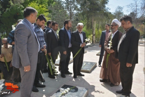 ادای احترام استاندار جدید لرستان به مقام شهدا
