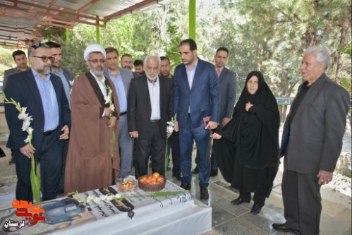 ادای احترام استاندار جدید لرستان به مقام شهدا