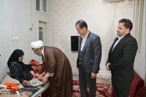 دیدار مدیرکل بنیاد شهید لرستان با مادر شهید «محمدحسین عموزاده»