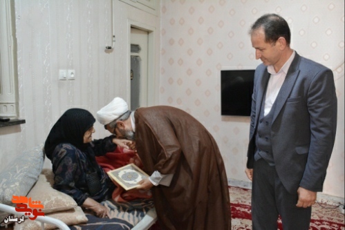 دیدار مدیرکل بنیاد شهید لرستان با مادر شهید «محمدحسین عموزاده»
