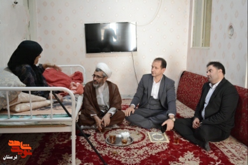 دیدار مدیرکل بنیاد شهید لرستان با مادر شهید «محمدحسین عموزاده»