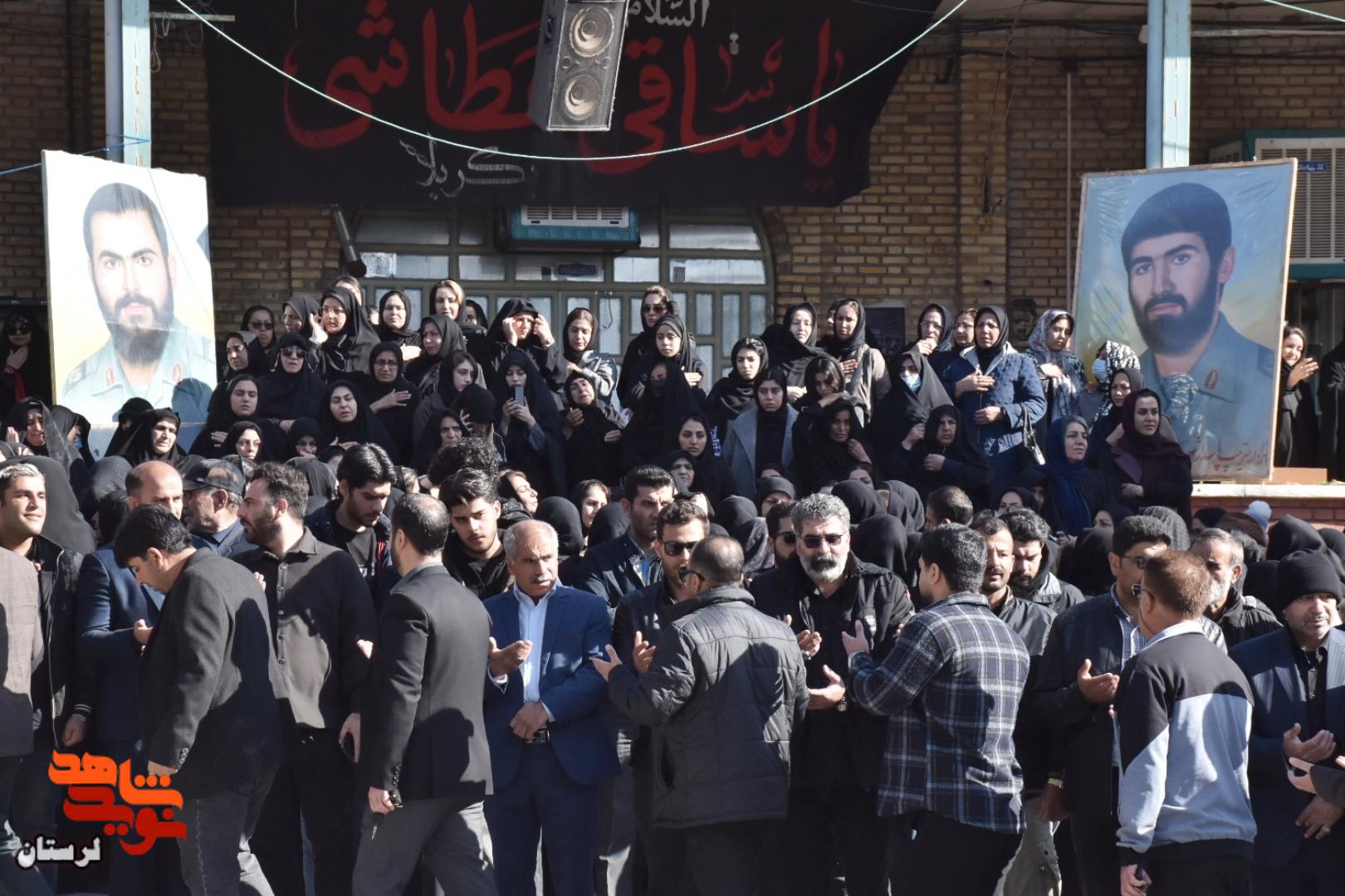 تشییع پیکر سه شهید مدافع وطن بر روی دستان مردم تا منزلگاه ابدی تشییع پیکر سه شهید مدافع وطن بر روی دستان مردم تا منزلگاه ابدی