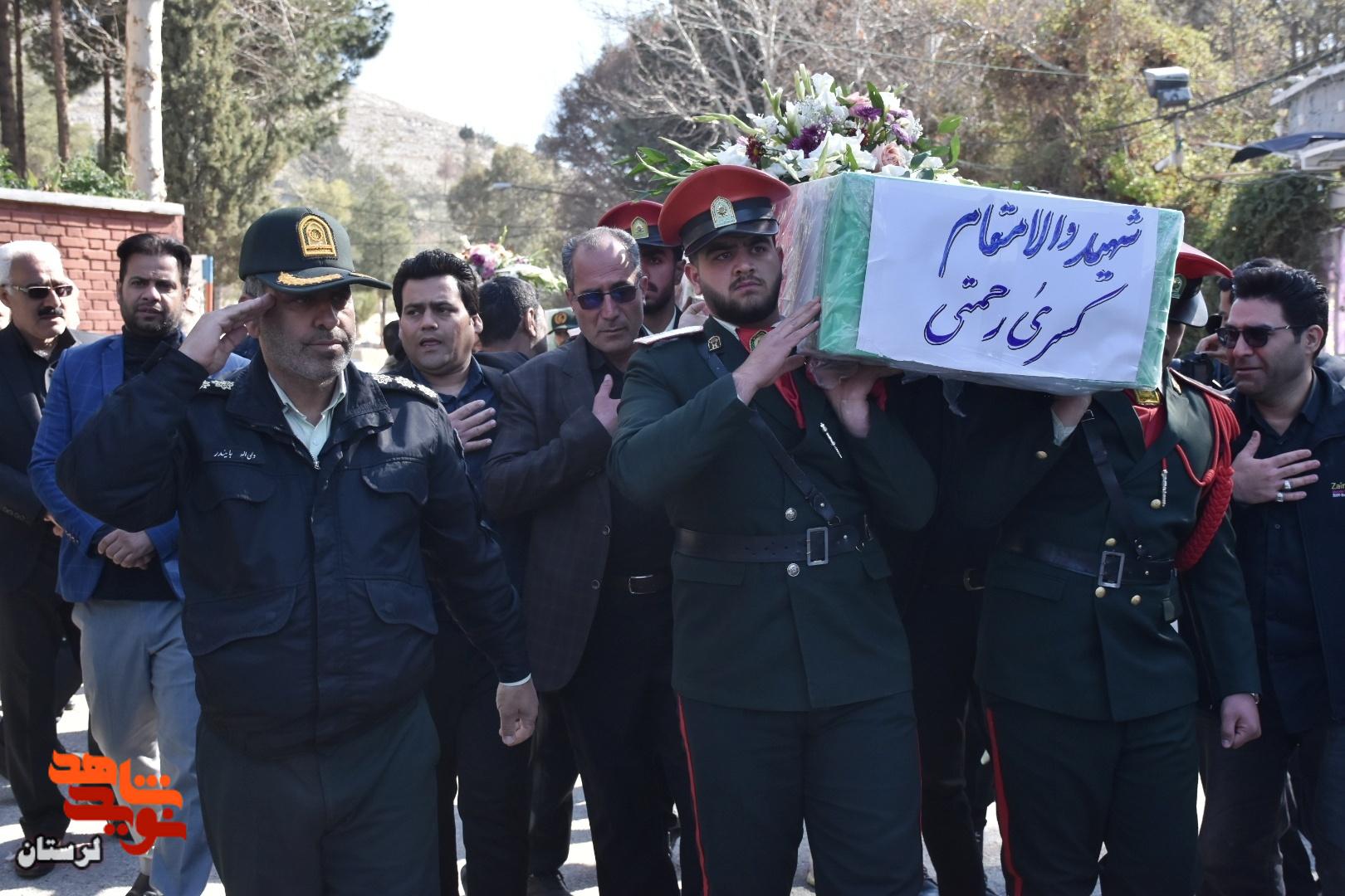 تشییع پیکر سه شهید مدافع وطن بر روی دستان مردم تا منزلگاه ابدی تشییع پیکر سه شهید مدافع وطن بر روی دستان مردم تا منزلگاه ابدی
