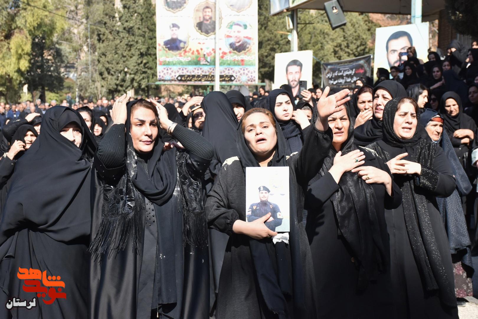 تشییع پیکر سه شهید مدافع وطن بر روی دستان مردم تا منزلگاه ابدی تشییع پیکر سه شهید مدافع وطن بر روی دستان مردم تا منزلگاه ابدی