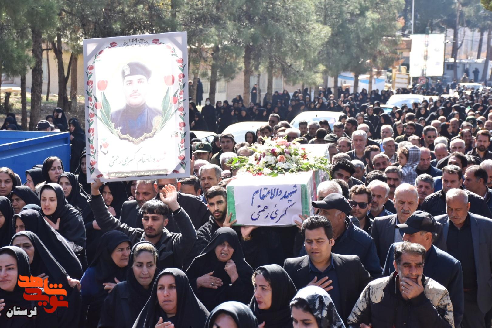 تشییع پیکر سه شهید مدافع وطن بر روی دستان مردم تا منزلگاه ابدی تشییع پیکر سه شهید مدافع وطن بر روی دستان مردم تا منزلگاه ابدی