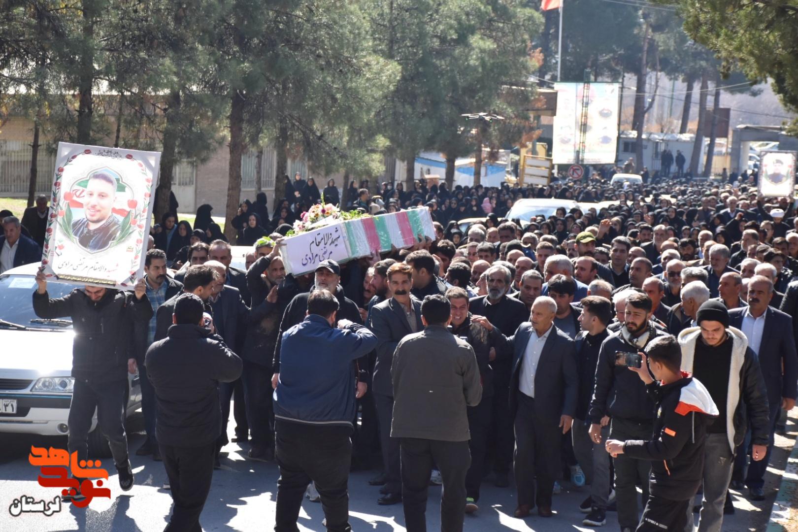 تشییع پیکر سه شهید مدافع وطن بر روی دستان مردم تا منزلگاه ابدی تشییع پیکر سه شهید مدافع وطن بر روی دستان مردم تا منزلگاه ابدی