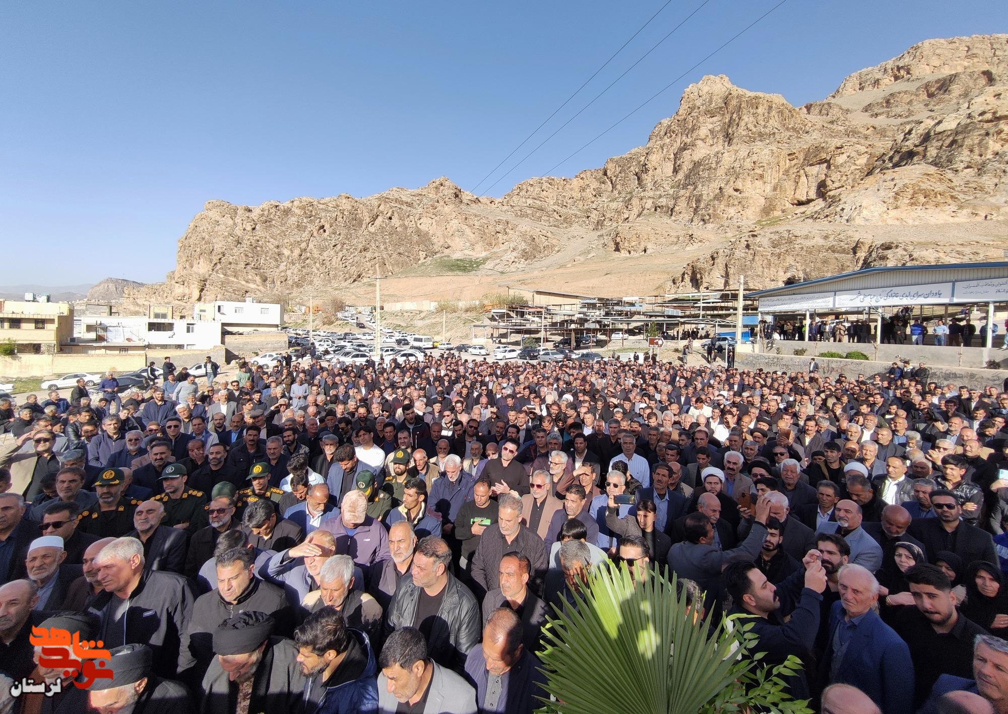 تشییع پیکر شهید مدافع وطن«حاج محمد بختیاری» در خرم آباد تشییع پیکر شهید مدافع وطن«حاج محمد بختیاری» در خرم آباد