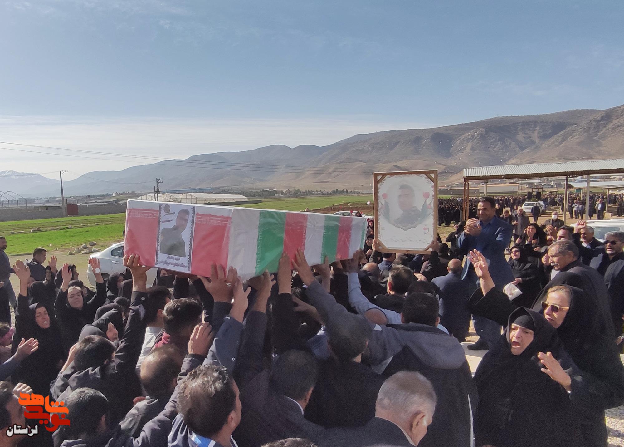 تشییع باشکوه پیکر شهید «سجاد نجفوند دریکوندی» در زادگاهش تشییع باشکوه پیکر شهید «سجاد نجفوند دریکوندی» در زادگاهش