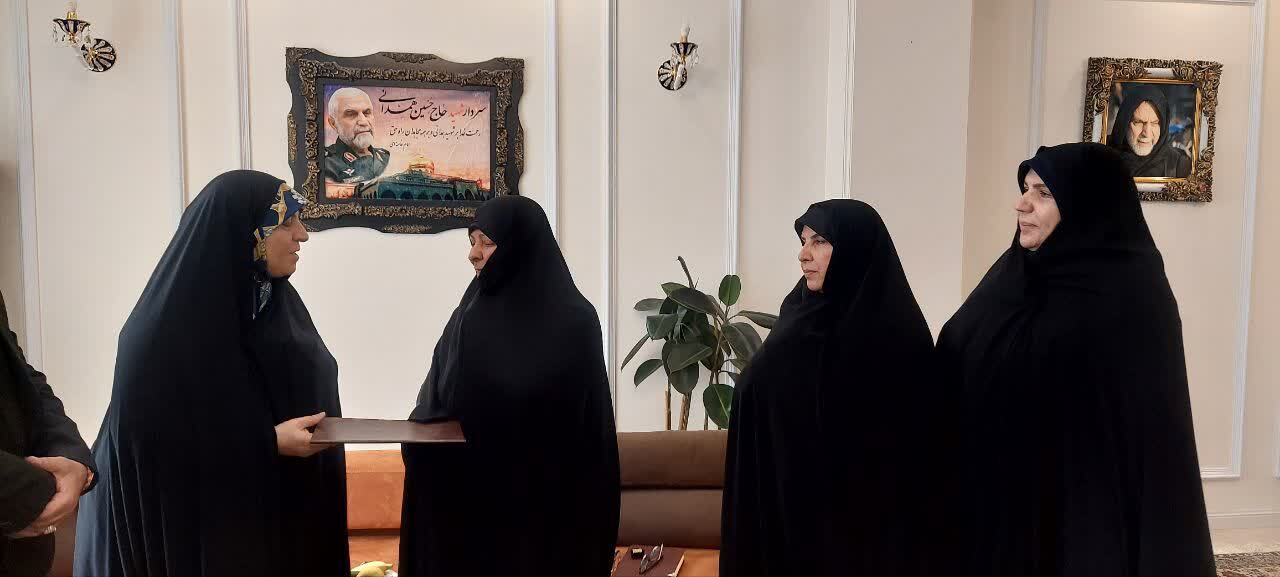 دیدار معاون تعاون و اموراجتماعی بنیاد شهید و امورایثارگران با همسر شهید مدافع حرم «حسین همدانی» و مادر «شهیدان شکاری»