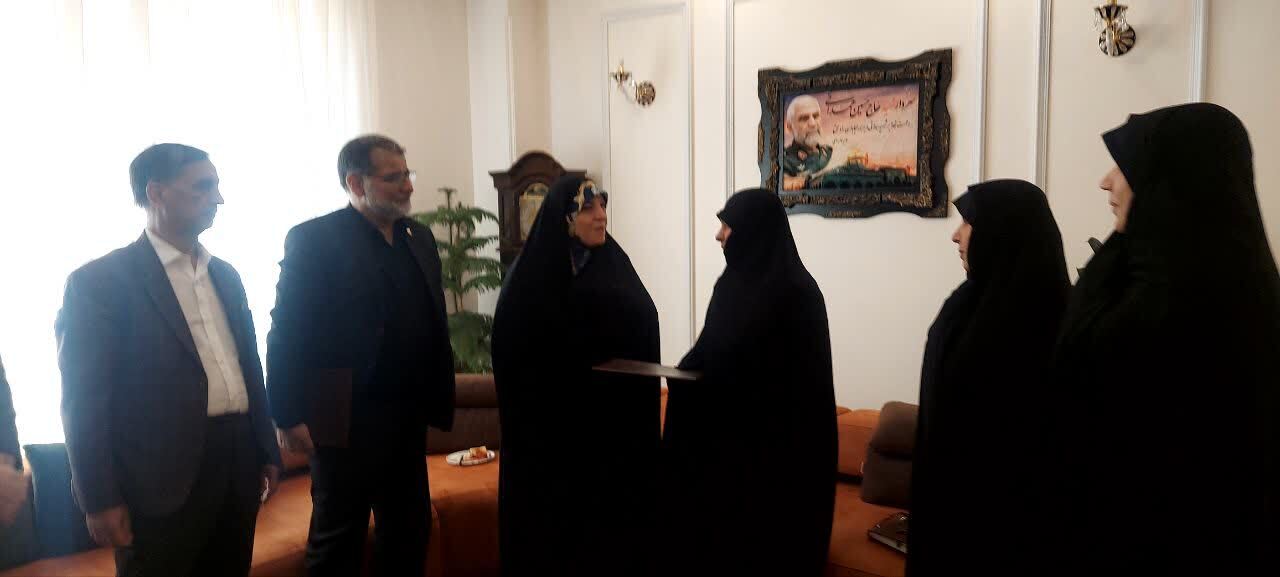 دیدار معاون تعاون و اموراجتماعی بنیاد شهید و امورایثارگران با همسر شهید مدافع حرم «حسین همدانی» و مادر «شهیدان شکاری»