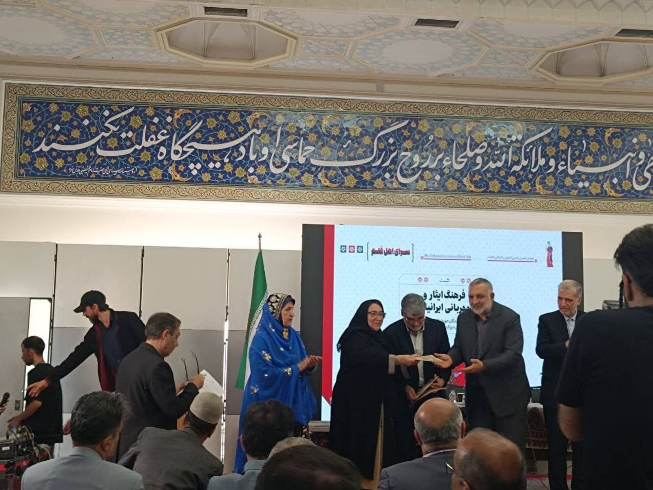 نیازمند احیای ایثار اجتماعی و فرهنگی هستیم/تقدیر از ایثارگران اهل قلم