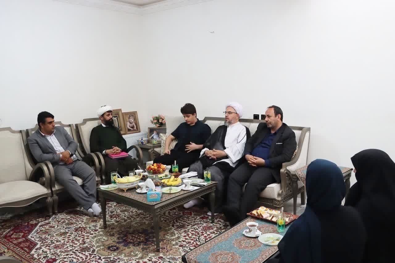 دیدار مسئول نماینده ولی فقیه در منطقه ۳ کشوری و مهندس جلیلی مدیرکل بنیاد شهید و امورایثارگران آذربایجان غربی با ۳ خانواده شهید در ارومیه + تصاویر