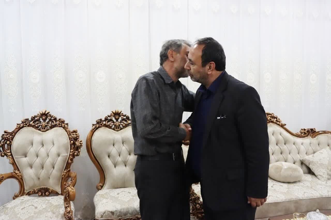 دیدار مسئول نماینده ولی فقیه در منطقه ۳ کشوری و مهندس جلیلی مدیرکل بنیاد شهید و امورایثارگران آذربایجان غربی با ۳ خانواده شهید در ارومیه + تصاویر