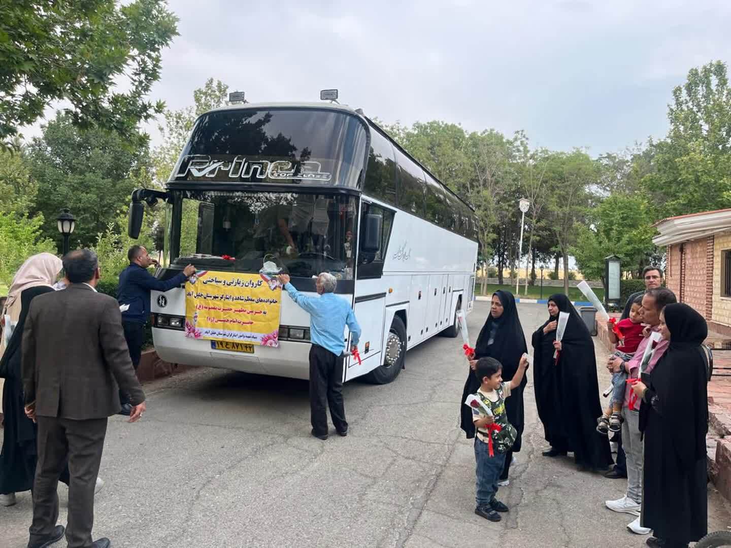 اردوی سیاحتی و زیارتی والدین معزز شهدای شهرستان‌ خلیل آباد از استان خراسان رضوی برگزار شد