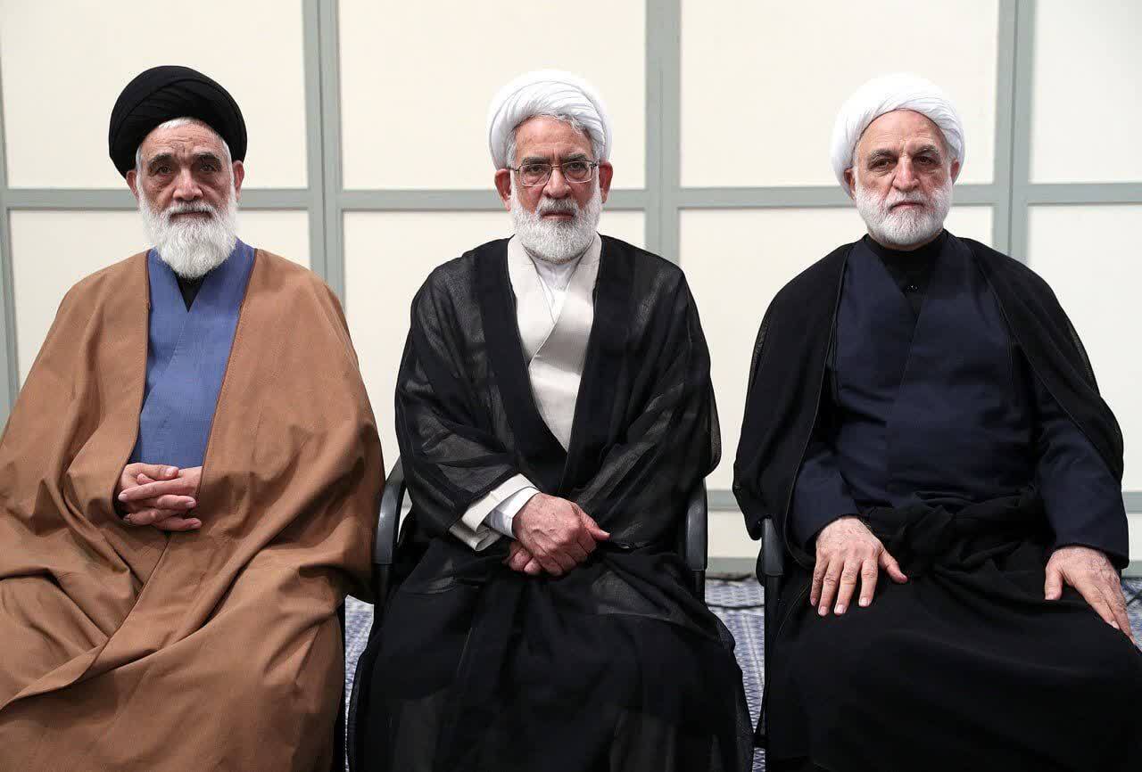رهبر انقلاب: ملت با جهت‌گیری‌های گوناگون سیاسی و وزن متفاوت مذهبی پای ایران ایستاد