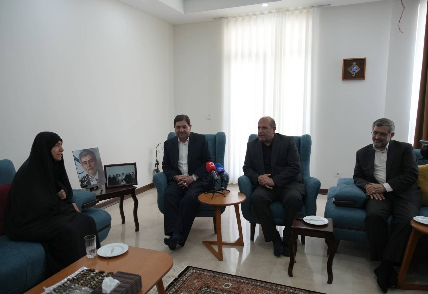 دکتر مخبر به نمایندگی از رهبر معظم انقلاب با خانواده دانشمندان شهید فریدون عباسی و احمدرضا ذوالفقاری دیدار کرد