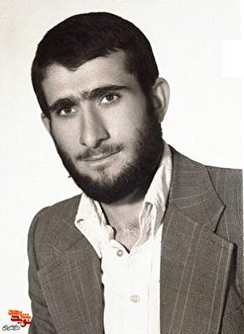 هم اکنون در کنار پیکر غرق به خون شهدا افتاده‌ام