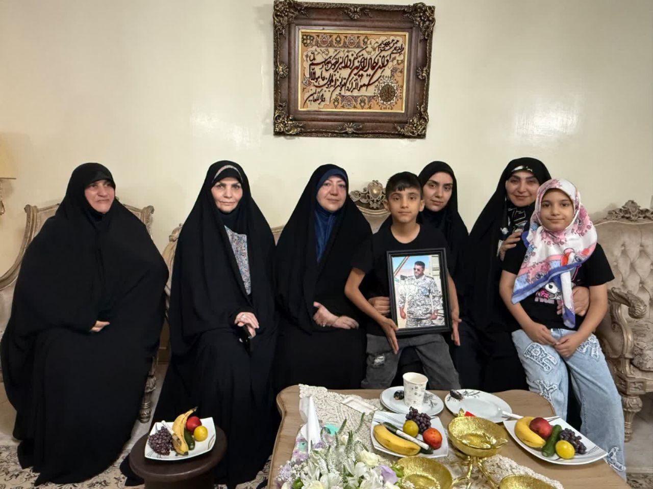 دیدار کاروان خانواده شهدای زینبیون با خانواده شهید ارتش در جنگ ۱۲ روزه