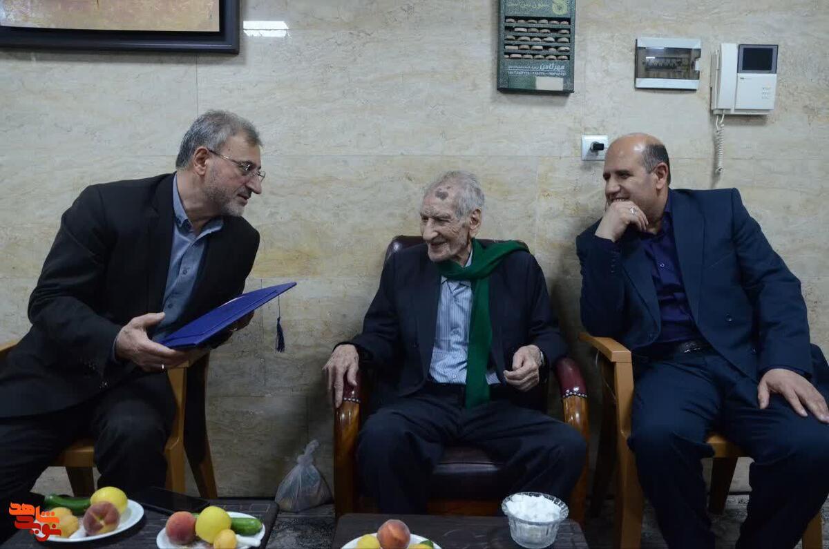 دیدار معاون فرهنگی بنیاد شهید و امور ایثارگران با خانواده شهیدان صنیع خانی