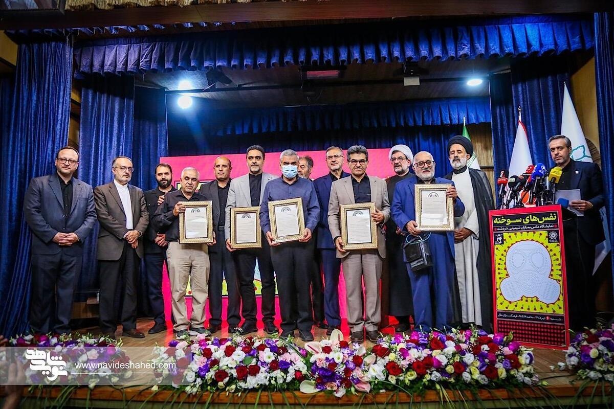 تجلیل از جانبازان شیمیایی و پزشکان معالج آنان در آیین افتتاح نمایشگاه &laquo;نفس&zwnj;های سوخته&raquo;