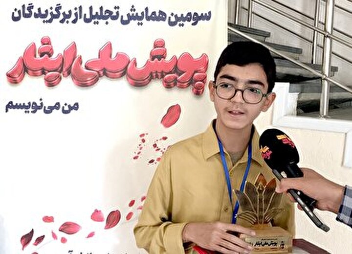 فیلم/ روایت علی عرب طاهری دانش‌آموز برگزیده پویش «من می‌نویسم» از ادای دین به شهدا با قلم