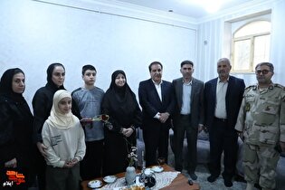 معاون رئیس‌جمهور با خانواده شهید «احمد مولایی»...
