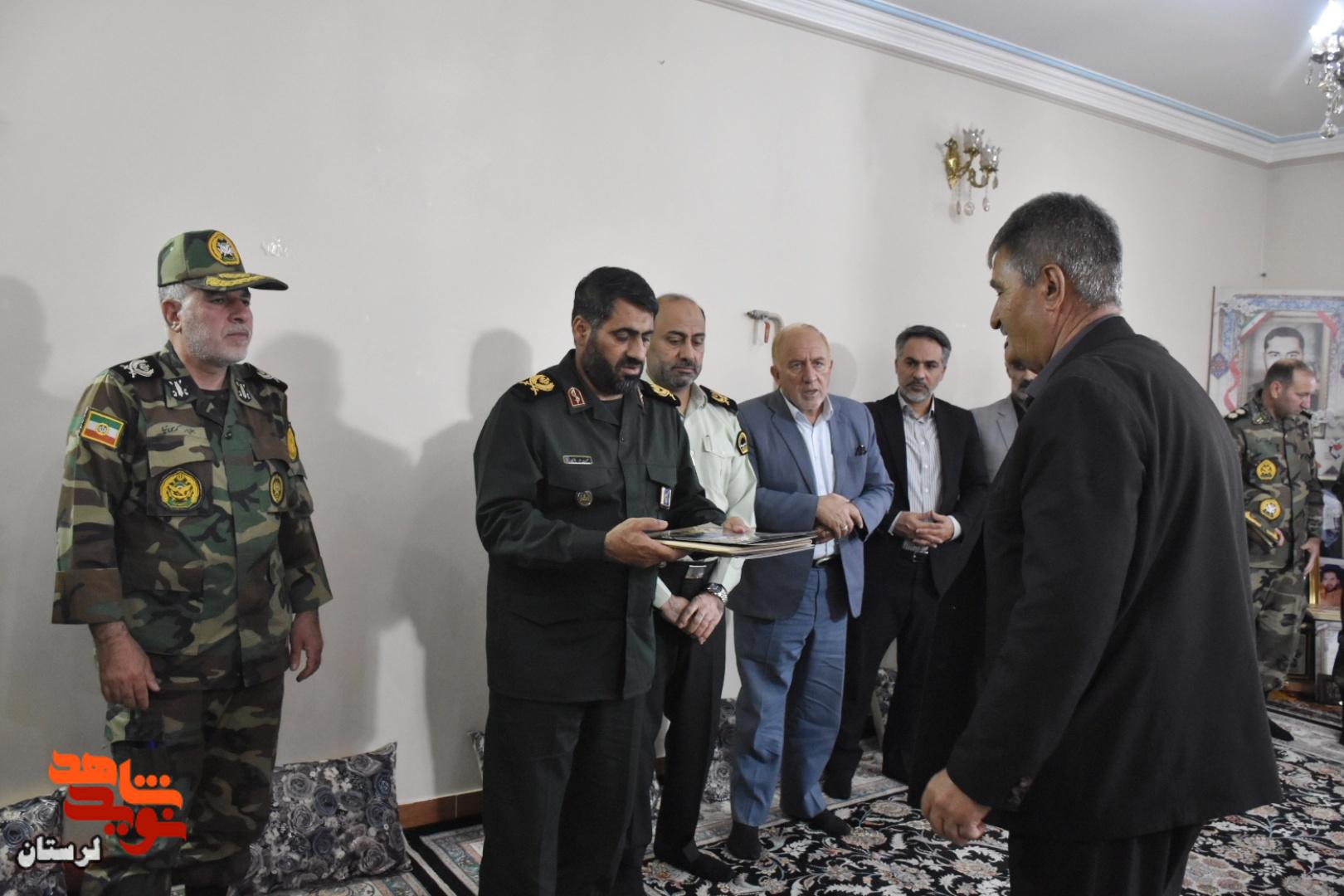 دیدار با خانواده جمعی از شهدای والامقام در خرمآباد به مناسبت گرامیداشت هفته دفاع مقدس دیدار با خانواده جمعی از شهدای والامقام در خرمآباد به مناسبت گرامیداشت هفته دفاع مقدس