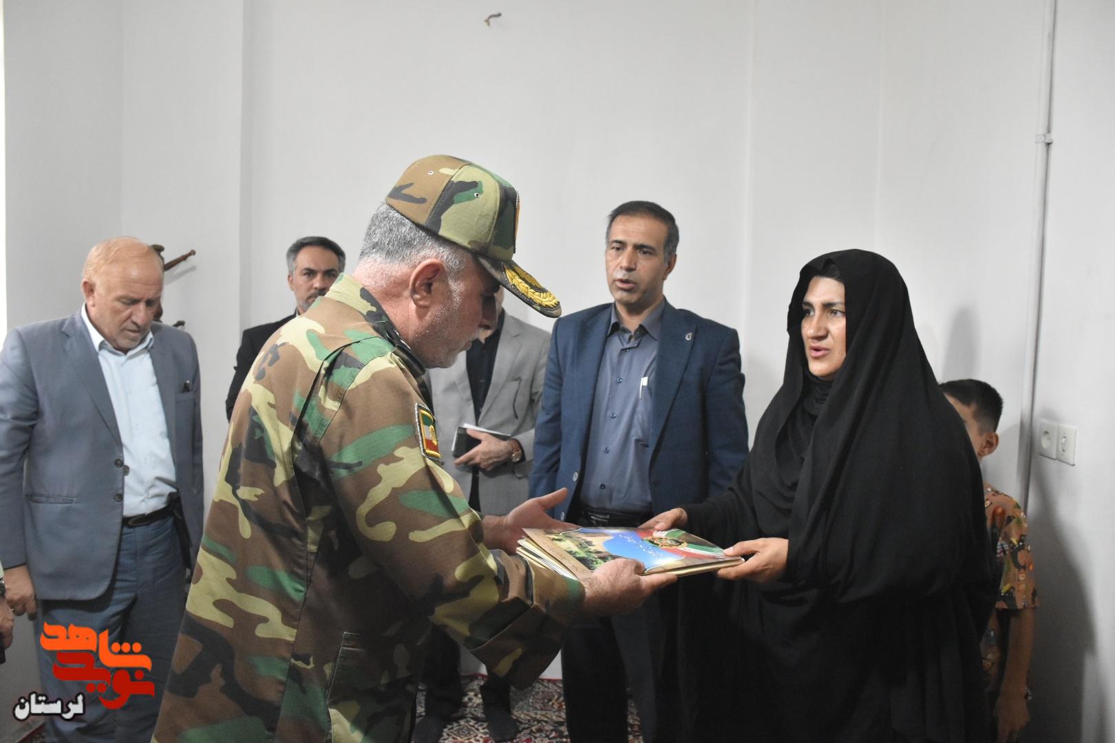 دیدار با خانواده جمعی از شهدای والامقام در خرمآباد به مناسبت گرامیداشت هفته دفاع مقدس دیدار با خانواده جمعی از شهدای والامقام در خرمآباد به مناسبت گرامیداشت هفته دفاع مقدس