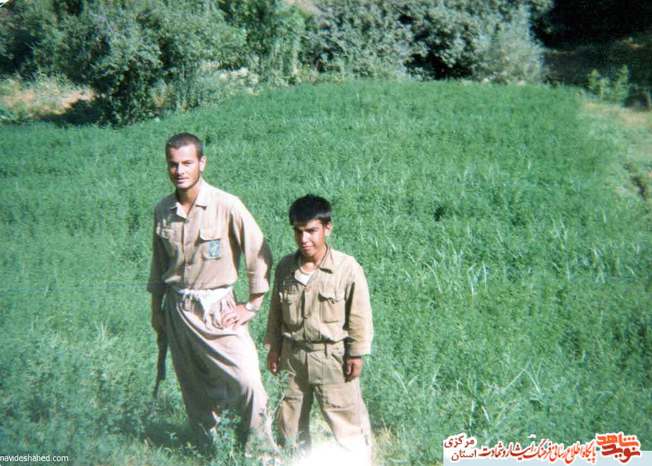 از چپ: حمیدرضا ادینه - شهید مصطفی درنگ