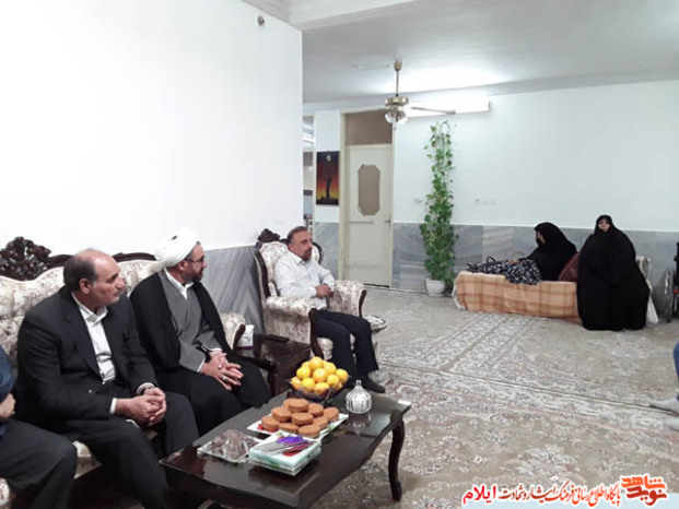 تجلیل نماینده محترم ولی فقیه در استان و امام جمعه ایلام به همراه مدیر کل بنیاد شهید از تعدادی از خانواده های معظم شهدا و ایثارگران