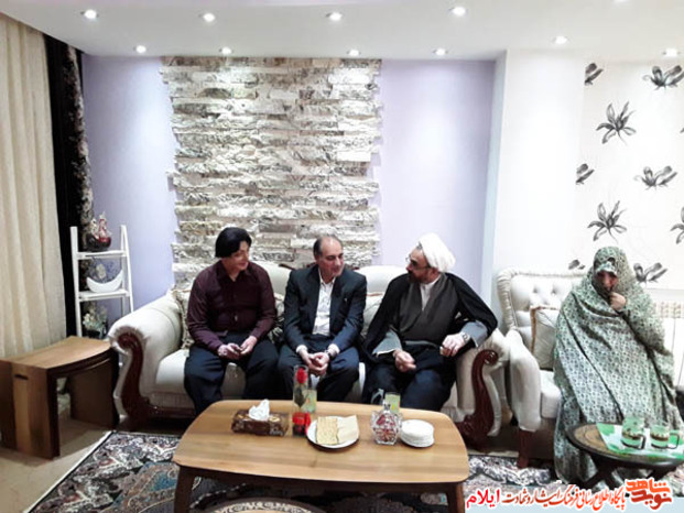 تجلیل نماینده محترم ولی فقیه در استان و امام جمعه ایلام به همراه مدیر کل بنیاد شهید از تعدادی از خانواده های معظم شهدا و ایثارگران