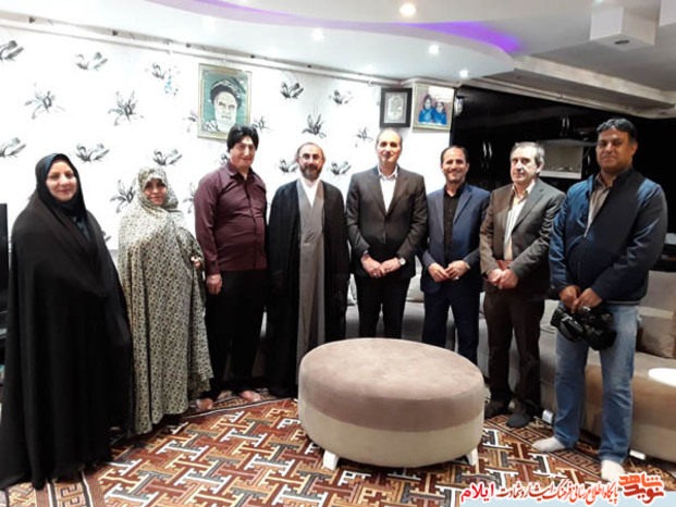 تجلیل نماینده محترم ولی فقیه در استان و امام جمعه ایلام به همراه مدیر کل بنیاد شهید از تعدادی از خانواده های معظم شهدا و ایثارگران
