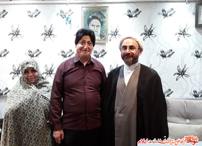تجلیل نماینده محترم ولی فقیه در استان و امام جمعه ایلام به همراه مدیر کل بنیاد شهید از تعدادی از خانواده های معظم شهدا و ایثارگران
