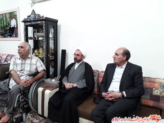 تجلیل نماینده محترم ولی فقیه در استان و امام جمعه ایلام به همراه مدیر کل بنیاد شهید از تعدادی از خانواده های معظم شهدا و ایثارگران