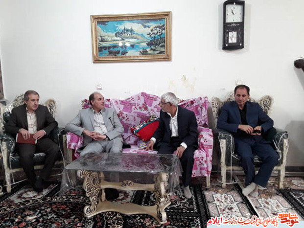 تجلیل نماینده محترم ولی فقیه در استان و امام جمعه ایلام به همراه مدیر کل بنیاد شهید از تعدادی از خانواده های معظم شهدا و ایثارگران