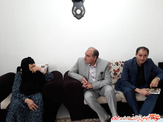 تجلیل نماینده محترم ولی فقیه در استان و امام جمعه ایلام به همراه مدیر کل بنیاد شهید از تعدادی از  خانواده های معظم شهدا و ایثارگران