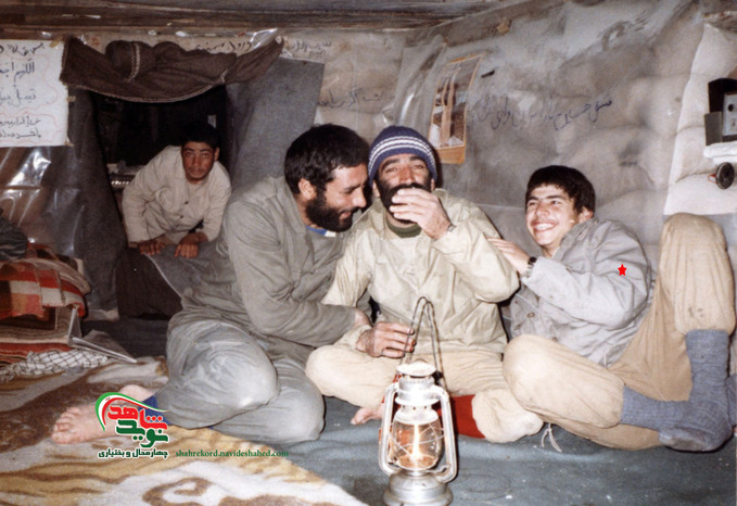شهید سید مسیح فیاضی بروجنی و شهید خسرو قلعه ای نفر وسط