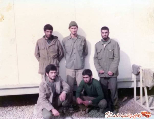 از چپ: ایستاده: شهید احمد نوروزی - محمود پاکپور - شهید علیمحمد محمدی - نشسته: رضا پاکپور - شهید اکبر محمدی