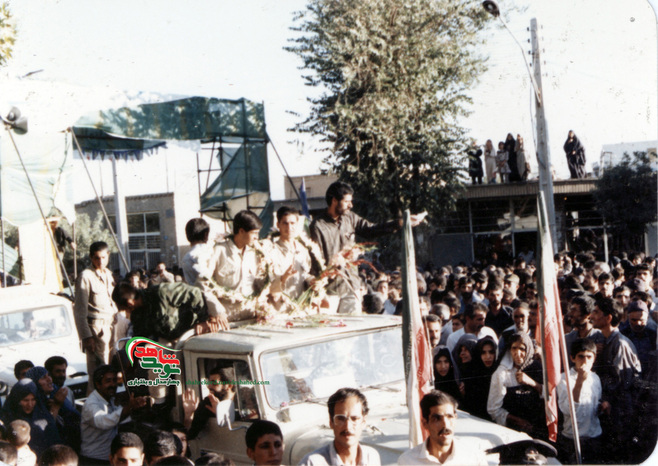 لحظه بازگشت آزادگان چهارمحال و بختیاری به میهن اسلامی 