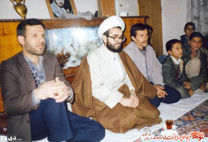 بازدید مسئولین بنیاد شهید سقز با خانواده های شهدا 1366