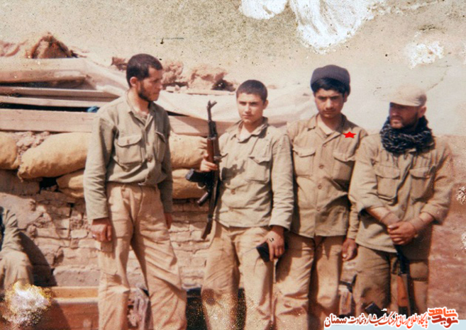 نفر دوم سمت راست شهید نجفعلی اصحابی