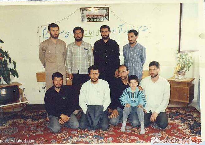 از چپ: ایستاده: سید علی اجاقی - حسین عموشاهی - فرج اله فصیحی - فرج اله عبدی . نشسته : وحید اکرمی - سید فضل الدین ابطحی - حسن صولتی
گردهمایی آزادگان - تهران 