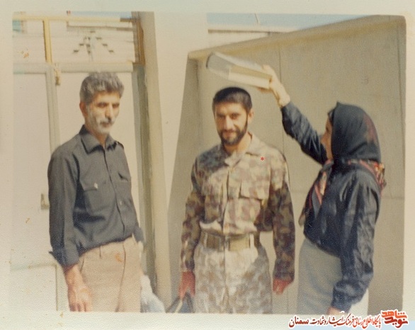 نفر وسط شهید احمدرضا اصحابی