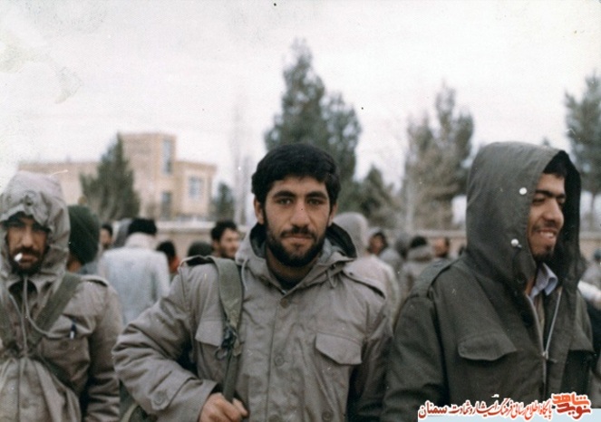 نفر وسط شهید احمدرضا اصحابی