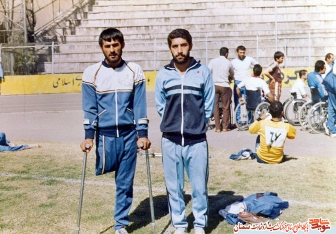 نفر سمت راست شهید احمدرضا اصحابی