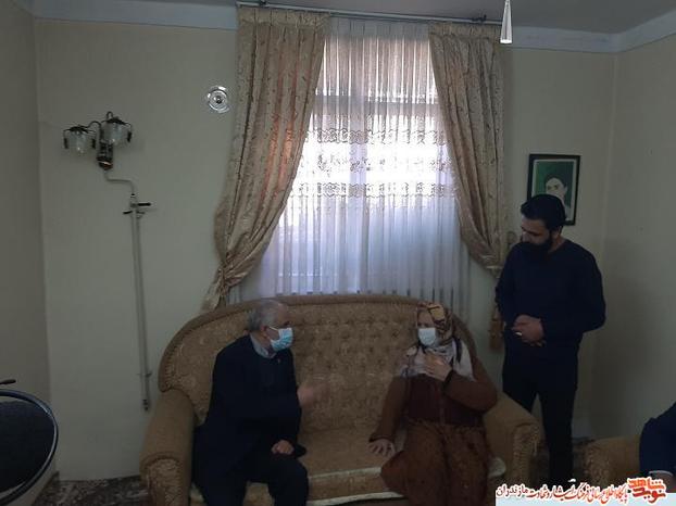 ديدار مهندس اوحدى با مادر شهيد حمزه گردشى