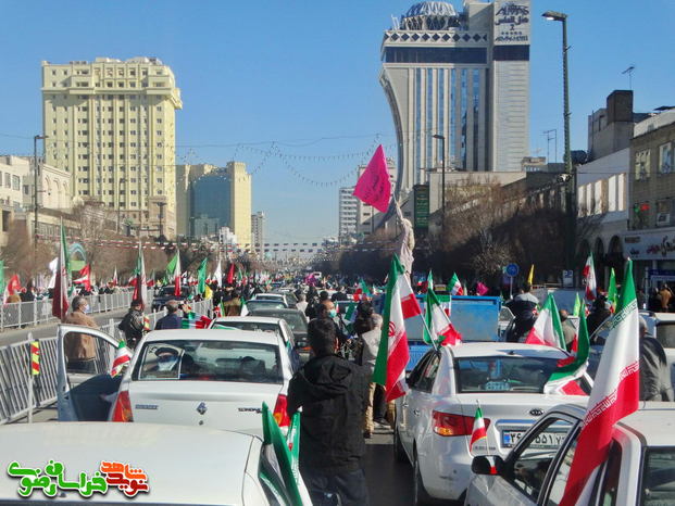 قرائت صلوات خاصه امام رضا (ع) توسط مردم ولایتمدار مشهد در جشن پیروزی انقلاب اسلامی