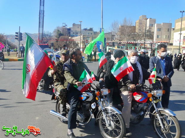 مردم از خیابان های اطراف خودشان را به میعادگاه انقلابیون می رساندند