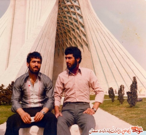 نفر سمت چپ شهید احمد امی