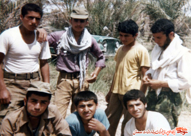 نفر دوم ایستاده از راست شهید عباسعلی عزآبادی